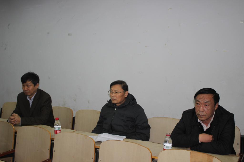 本次青年教师教学竞赛共分初赛、复赛和决赛三个阶段。初赛阶段由院(系部)成立评审小组组织评审,共推选出61名教师参加复赛;复赛阶段由学校教育教学督导委员会对推选出的教师分文科组、理工组和外语体育艺术组三个小组分别进行听课、评审,同时结合本学期学生评教成绩,共选出40名教师参加决赛。2014年1月2-3日进行了青年教师教学竞赛的决赛,进行公开课堂教学竞赛,分文科组、理工组和语言艺术三组同时进行。决赛评委由评审专家和学生代表组成,对各组选手进行现场决赛打分。